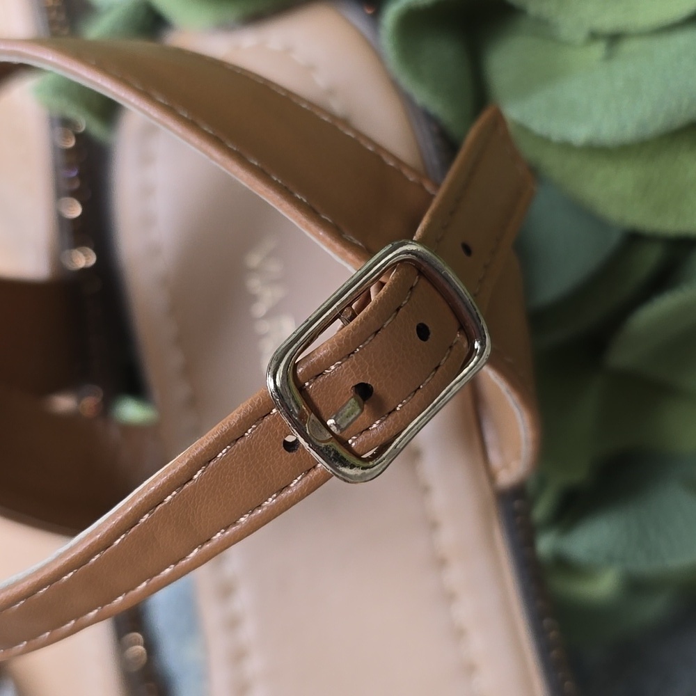 Via Rosa Caramel Elegant Tan Sandals with Gold Accents - Picture 9 of 10